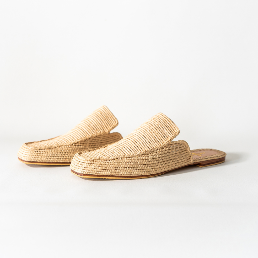 Munatas men's mules in profile, showing the backless heel and flat sole