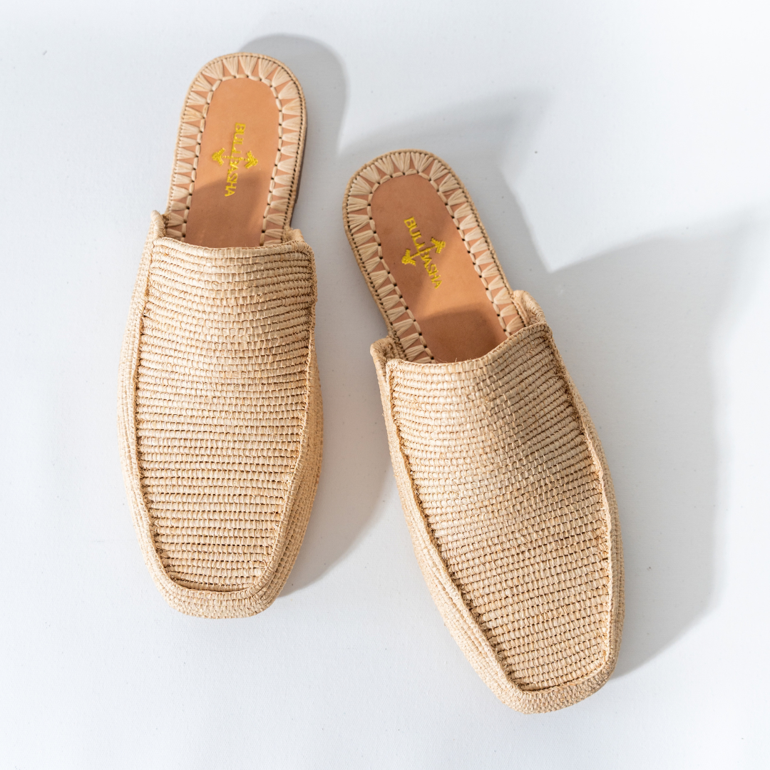 Munatas men's mules from above, the woven upper and stitched insole in view